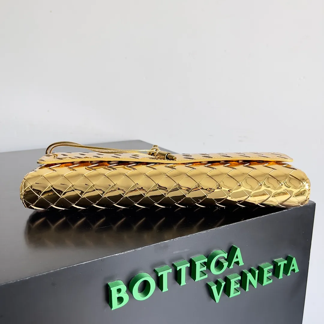 The batch of 1360 BV Andiamo evening handbags has been heavily planted again~ The designer aesthetics in the era of economic downturn are back. I fall in love with it at first sight and can't put it down. It's so beautiful and full of aura. The shape and texture are very competitive. It's light in weight and has sufficient capacity. It's a must-have for fashionistas. It's suitable for many occasions, minimalist, high-end and light luxury. Model No.: 741511 Size: 31*13*3cm